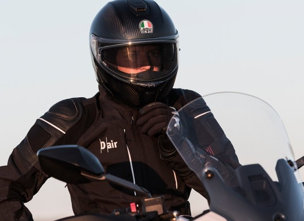 意大利厂商AGV推出的碳纤维揭面盔AGV Sport Modular头盔