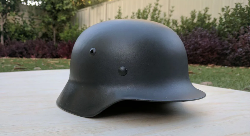 二战时期，有的头盔上有一层网，那有什么作用？