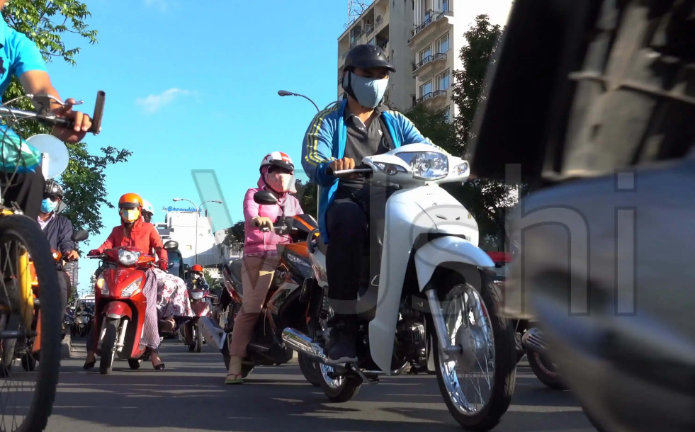 摩托车城市道路行驶通过环岛与交叉路口