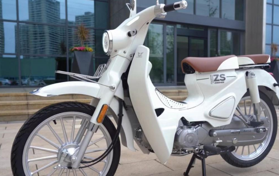 《6000左右的摩托车》售价6980元，2022款复古弯梁小清新，宗申YAMI细节升级