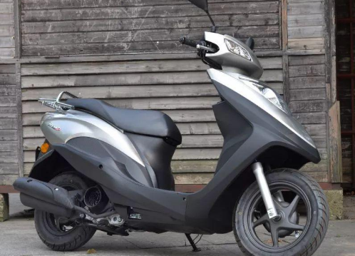 《7000块的踏板摩托车推荐》诚意满满，新大洲本田日常通勤实用的NS125D静态测评，售价6998元