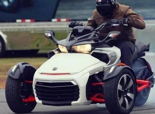 庞巴迪三轮摩托车跑车：庞巴迪Can-AmSpyderF3，最奢侈的倒三轮,1330cc三缸引擎,一身配置比汽车还高级