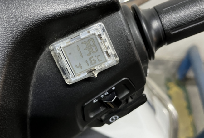 改装摩托车：加装时间、温度表、手机支架和USB充电器