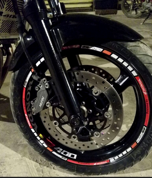 摩托车的轮胎能不能改装宽点？为什么？
